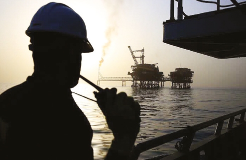 پشت پرده عقب نشینی پیمانکاران بزرگ نفتی از مناقصه‌ها