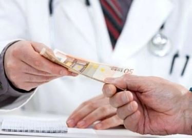 بی‌آبرویی نظام سلامت با «زیرمیزی» / جان بیماران در خطر است