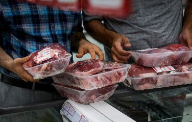 محموله گوشت ناسالمی که از مغولستان به عراق رفت و عراق مرجوع کرد، در رشت توقف کرد و با گوشت ایران قاطی شد! + فیلم