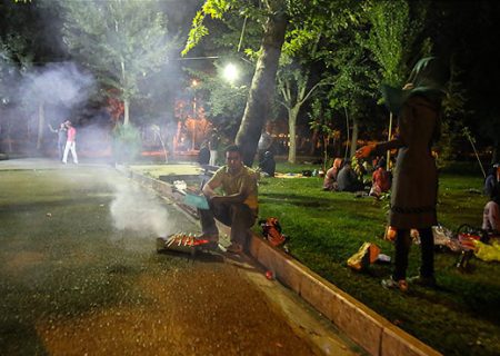 چگونه مردم از گرانی و بی پولی می‌گویند اما جاده‌ها پر از خودرو و کافه‌ها و پارک‌ها پر از آدم است؟