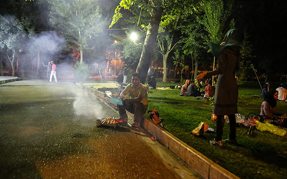 چگونه مردم از گرانی و بی پولی می‌گویند اما جاده‌ها پر از خودرو و کافه‌ها و پارک‌ها پر از آدم است؟